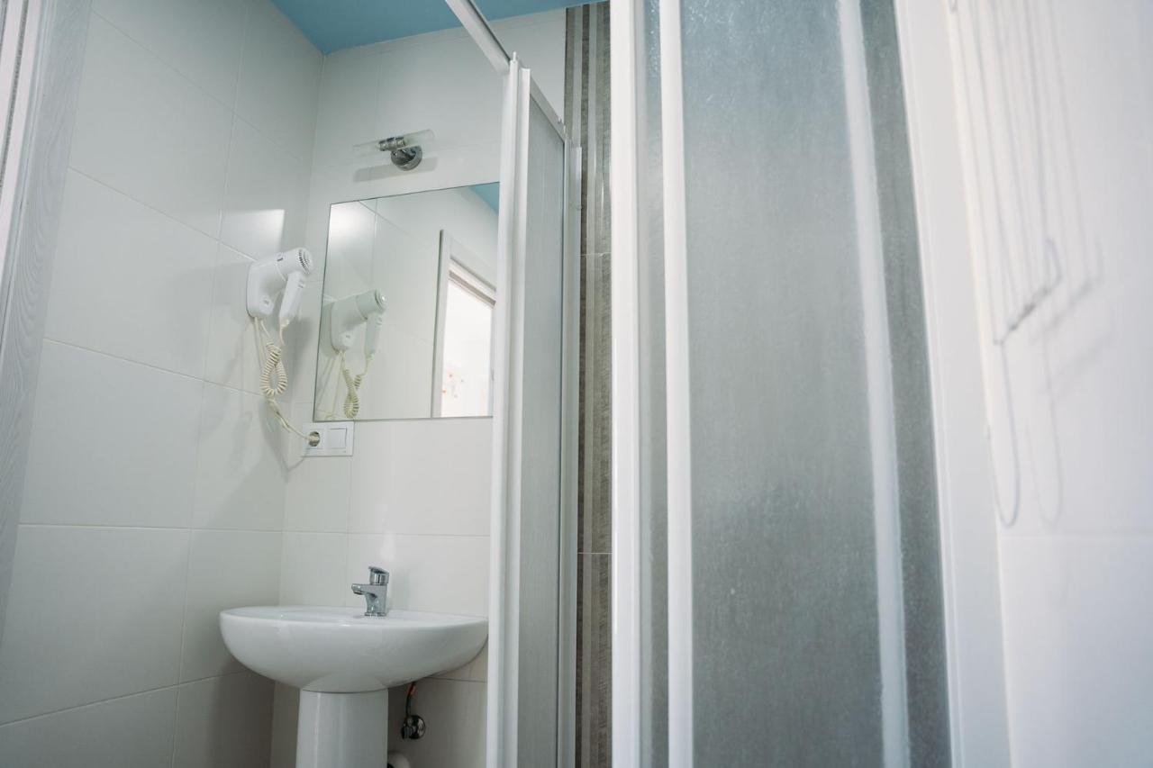 Hostal Brisas De Conil Кониль-де-ла-Фронтера Экстерьер фото