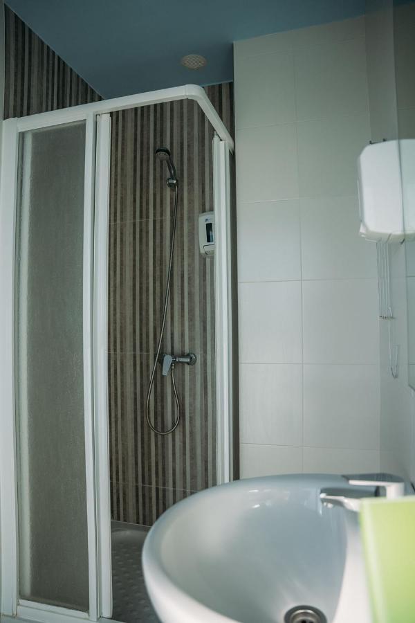 Hostal Brisas De Conil Кониль-де-ла-Фронтера Экстерьер фото