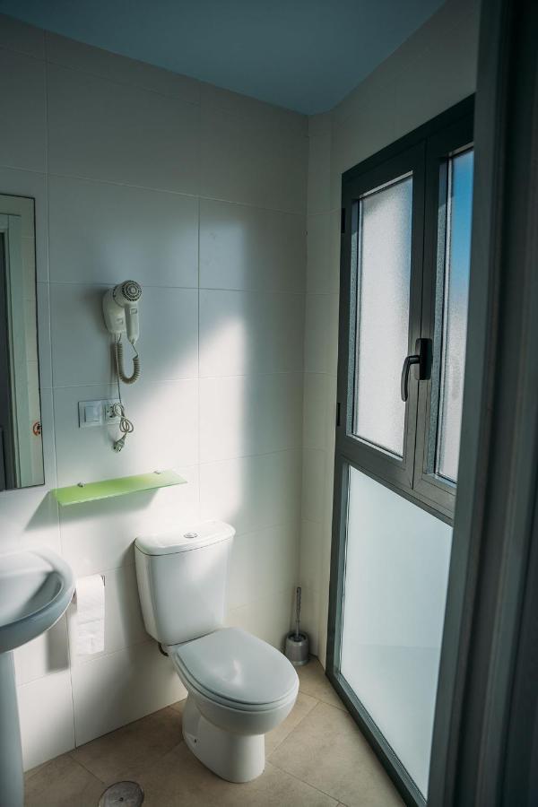 Hostal Brisas De Conil Кониль-де-ла-Фронтера Экстерьер фото