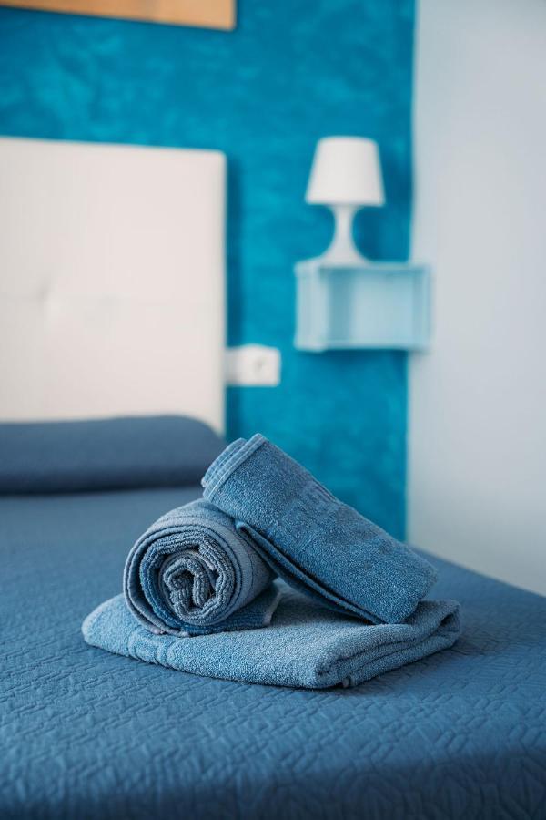 Hostal Brisas De Conil Кониль-де-ла-Фронтера Экстерьер фото