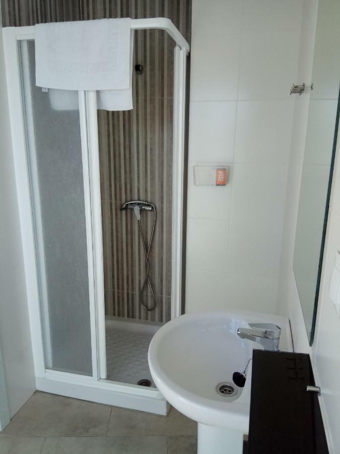 Hostal Brisas De Conil Кониль-де-ла-Фронтера Экстерьер фото